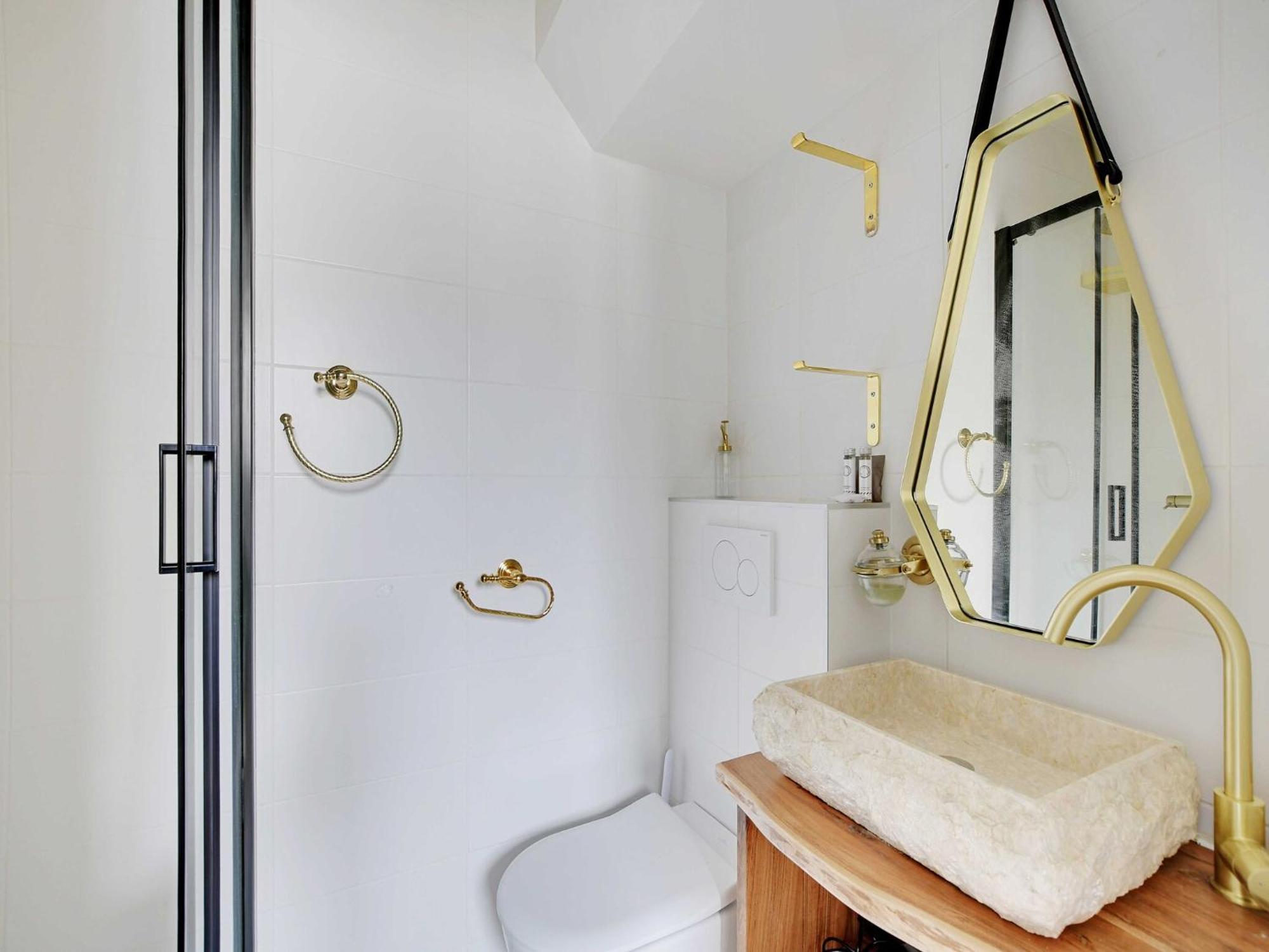 Pretty 2p - Ternes St Honore Paris
